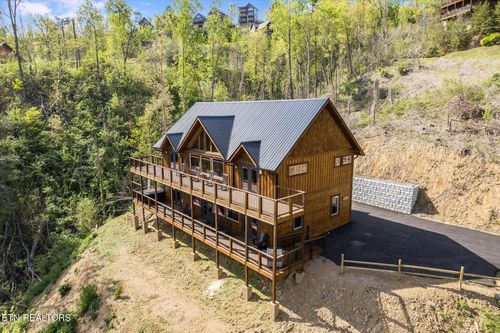 201 Laurel Oaks Way, Gatlinburg, TN, 37738-1407 | Card Image