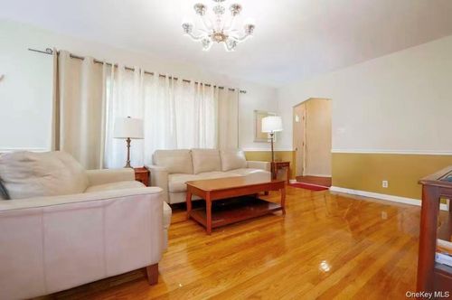 636 S 13th St, New Hyde Park, NY, 11040-5575 | Card Image