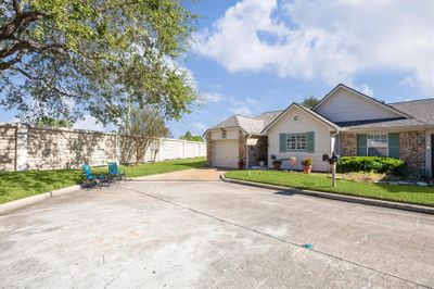 603 E Country Grove Circle, Townhouse with 2 bedrooms, 2 bathrooms and null parking in Pearland TX | Image 2