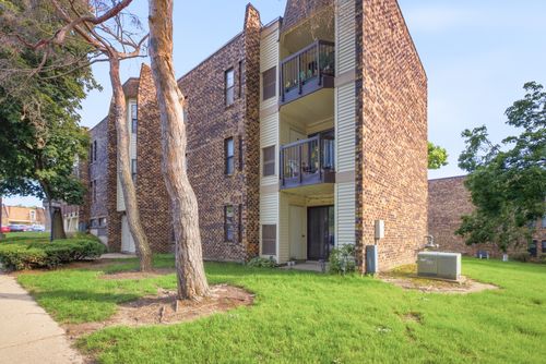 4a-2013 Country Club Dr, Woodridge, IL, 60517-3017 | Card Image