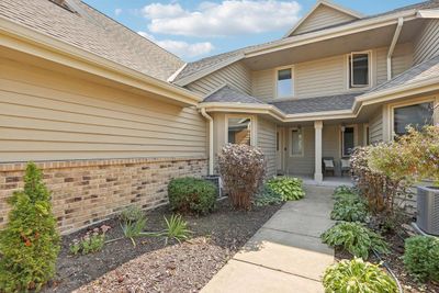 35H - N21W24369 Cumberland Drive, Condo with 2 bedrooms, 2 bathrooms and null parking in PEWAUKEE WI | Image 1