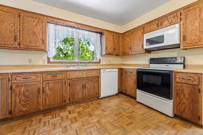 Every kitchen should have a window overlooking the front yard | Image 7