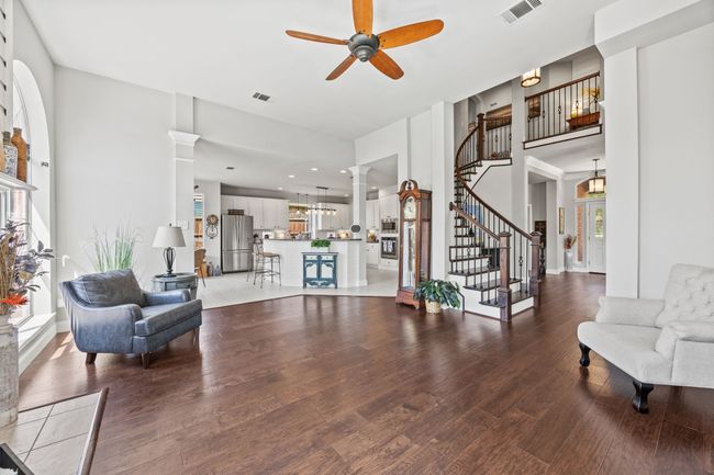 Informal living area could be made into entertainment area with pool table easily! | Image 10