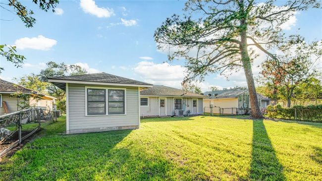 131 Laurel St, House other with 4 bedrooms, 1 bathrooms and 1 parking in Lake Jackson TX | Image 35