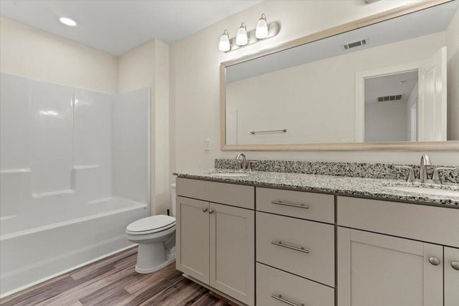 27-Upstairs Bathroom | Image 27