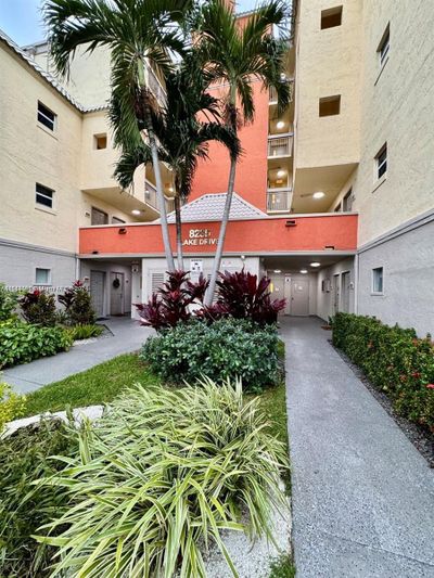 404 - 8235 Lake Dr, Condo with 1 bedrooms, 1 bathrooms and null parking in Doral FL | Image 2