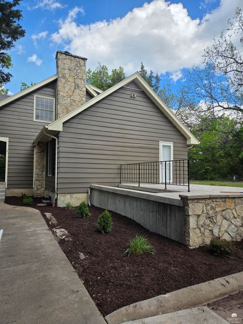 2025 College Heights Rd, Manhattan, KS, 66502-3505 | Card Image