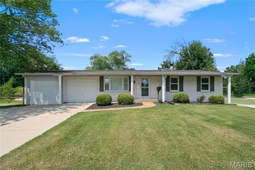 8 Cedar Park Dr, Florissant, MO, 63031-5203 | Card Image