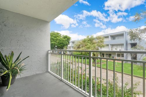 j225-9369 Fontainebleau Blvd, Miami, FL, 33172-5634 | Card Image