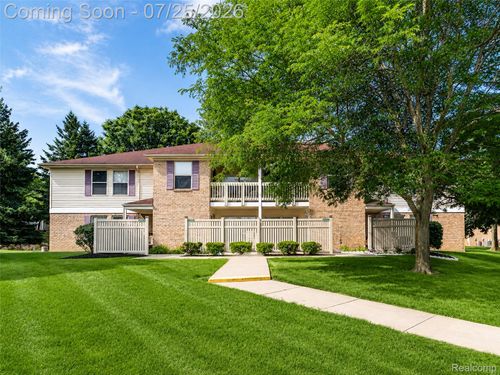 61051 Greenwood Dr, South Lyon, MI, 48178-1722 | Card Image