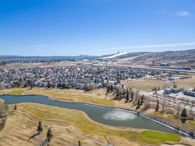 10979 Valley Ridge Drive Nw, Home with 3 bedrooms, 3 bathrooms and 4 parking in Calgary AB | Image 47