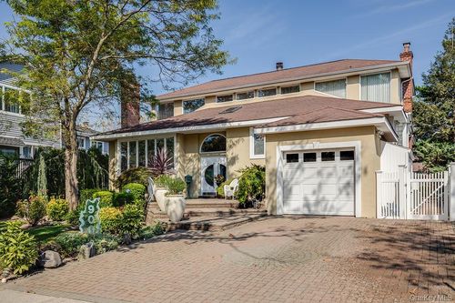 900 Kilmer Ln, Valley Stream, NY, 11581-3135 | Card Image