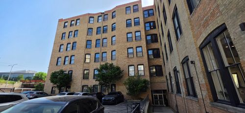 600-525 Halsted St, Chicago, IL, 60642-8222 | Card Image
