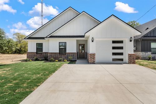 300 Johnson St, McGregor, TX, 76657-1810 | Card Image