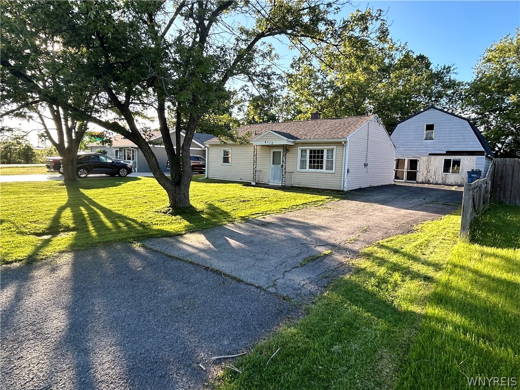 Isherwood Dr, Niagara Falls, NY 14305