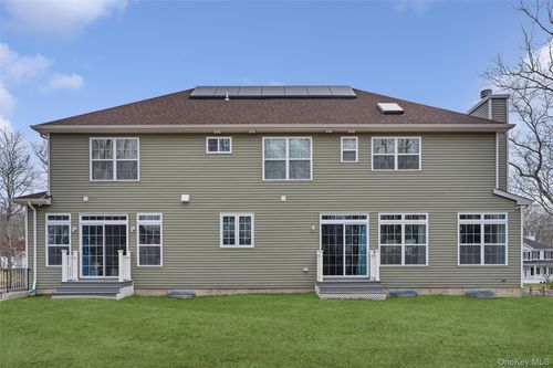 16 Gateway Ct, Hampton Bays, NY, 11946-2039 | Card Image