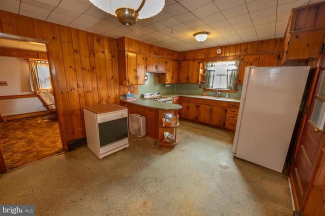 6112 Chestnut St, House other with 4 bedrooms, 1 bathrooms and null parking in Zionsville PA | Image 5