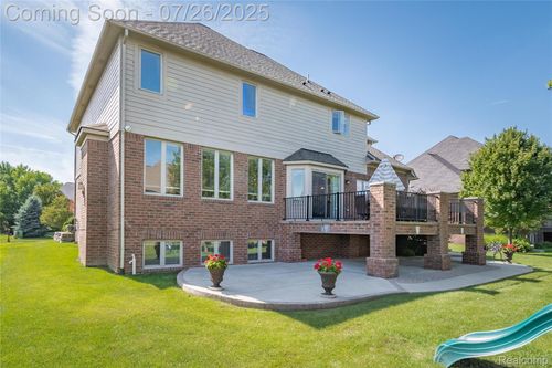 55712 Glenbrooke Dr, Shelby Twp, MI, 48316-6316 | Card Image