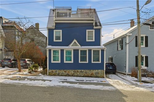 7 Bacheller St, Newport, RI, 02840-4036 | Card Image