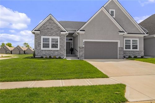 829 Ne Algonquin St, Lee's Summit, MO, 64064-8033 | Card Image