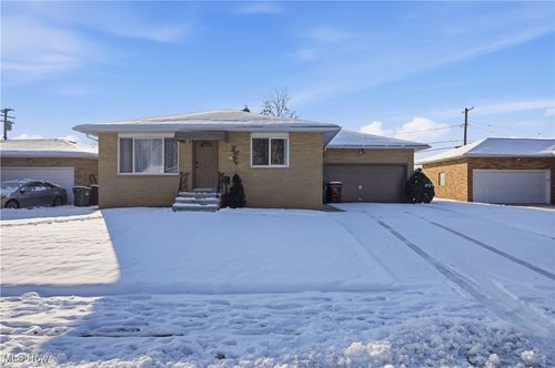 3255 Woodlawn Dr, Parma, OH, 44134-3949 | Card Image