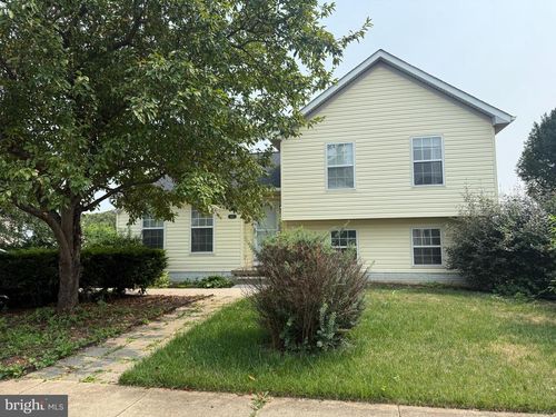 305 Crosswinds Dr, CHARLES TOWN, WV, 25414-3912 | Card Image