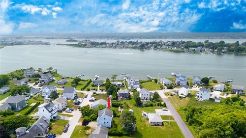 8 Green Acres Dr, Narragansett, RI, 02882-5425 | Card Image