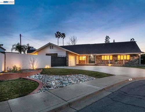 918 Saint Catherine Way, Claremont, CA, 91711-1516 | Card Image