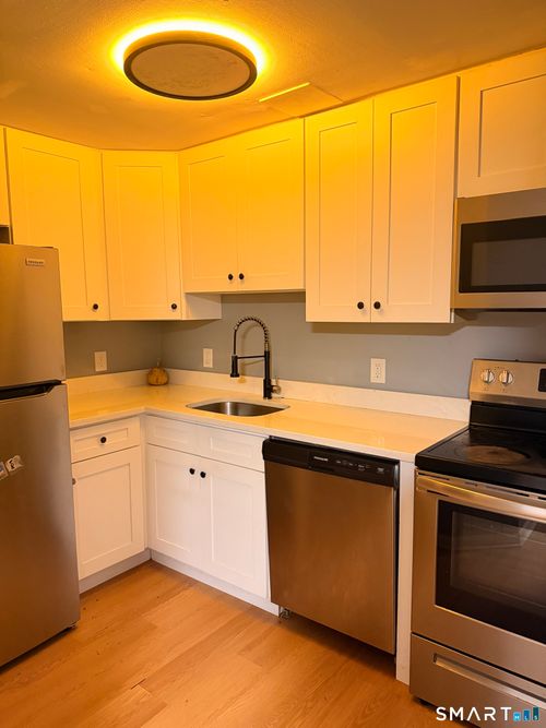 126 E Liberty St, Danbury, CT, 06810-6723 | Card Image