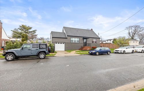 210 Parker Ave, W Hempstead, NY, 11552-1524 | Card Image