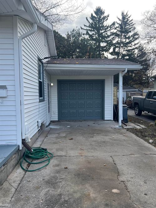 1433 Acacia St, Saginaw, MI, 48602-2815 | Card Image