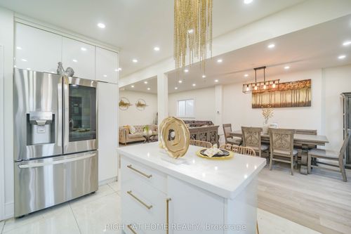 174 Aylesworth Ave, Scarborough, ON, M1N2J6 | Card Image