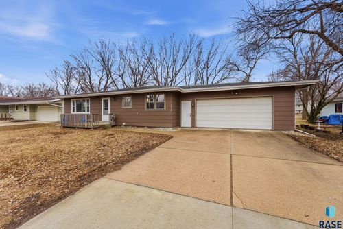1916 E Sylvan Cir Circle, Brandon, SD, 57005 | Card Image