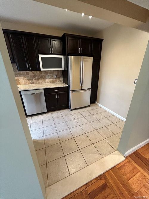 5c-220 Pelham Rd, New Rochelle, NY, 10805-2541 | Card Image