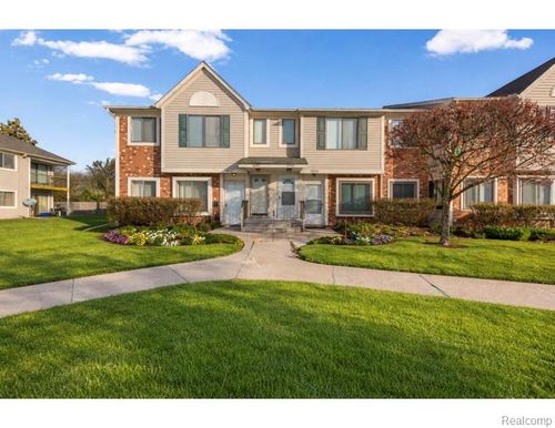 25-30755 Hidden Pines Ln, Roseville, MI, 48066-7308 | Card Image