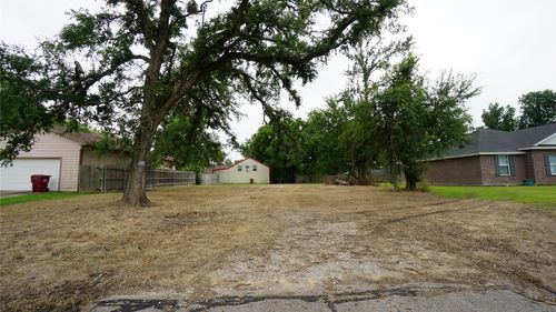 704 E 6th St, Bonham, TX, 75418-3913 | Card Image