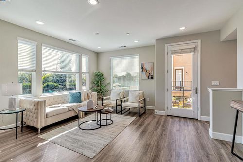 325 Charles Morris Ter, Sunnyvale, CA, 94085-4530 | Card Image