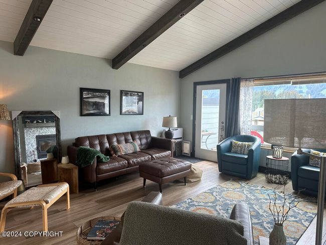 Upstairs Living room | Image 15