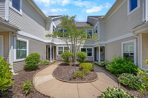 717 Fieldstone Cir W, Chelsea, MI, 48118-1468 | Card Image