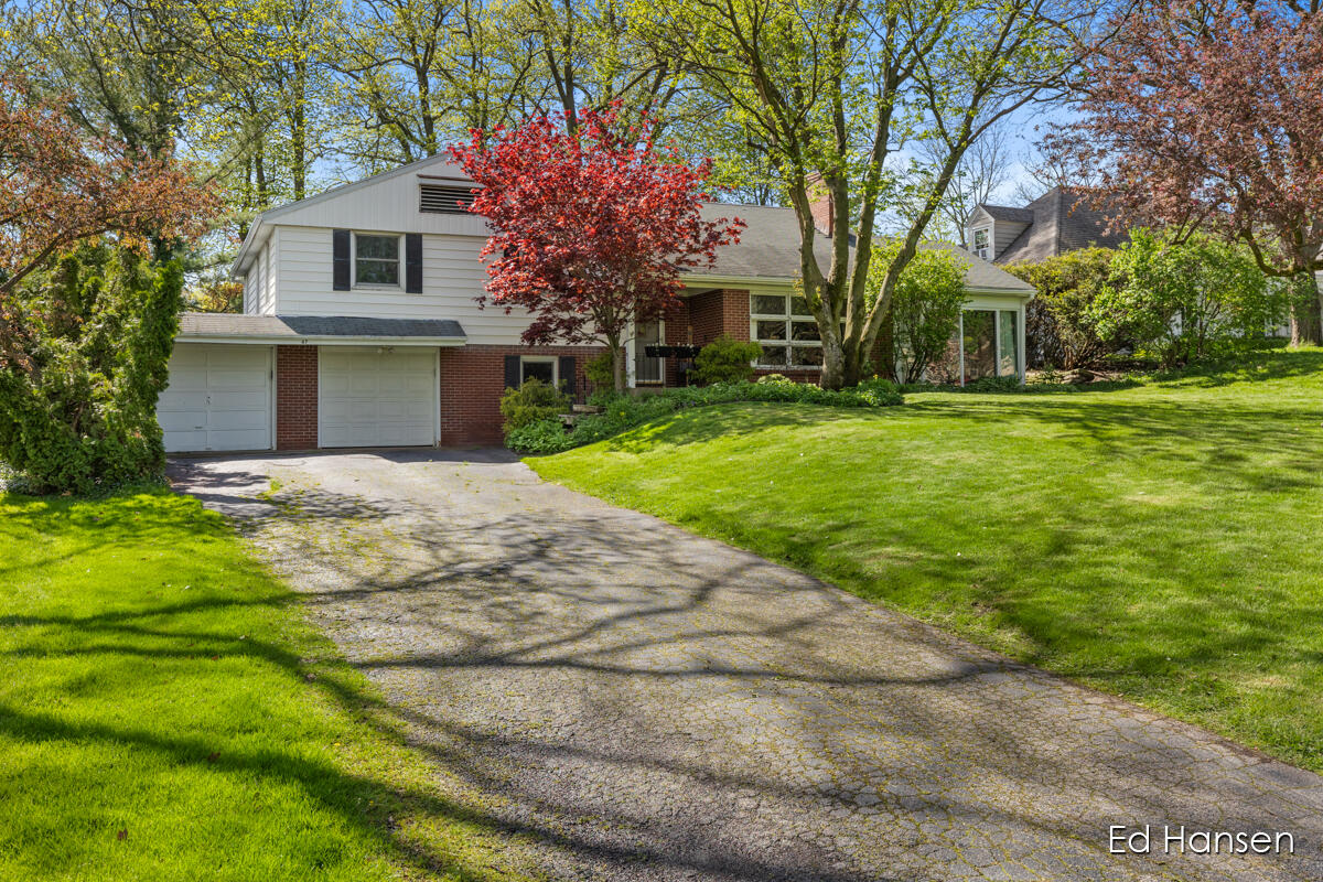 Lakeview Dr, Grand Rapids, MI 49506