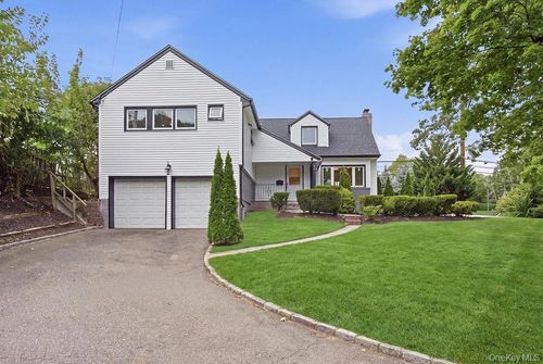 84 Middle Neck Rd, Roslyn, NY, 11576 | Card Image
