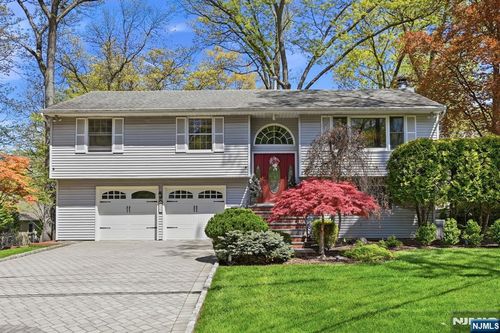 27 Pennsylvania Ave, Montvale, NJ, 07645-2216 | Card Image