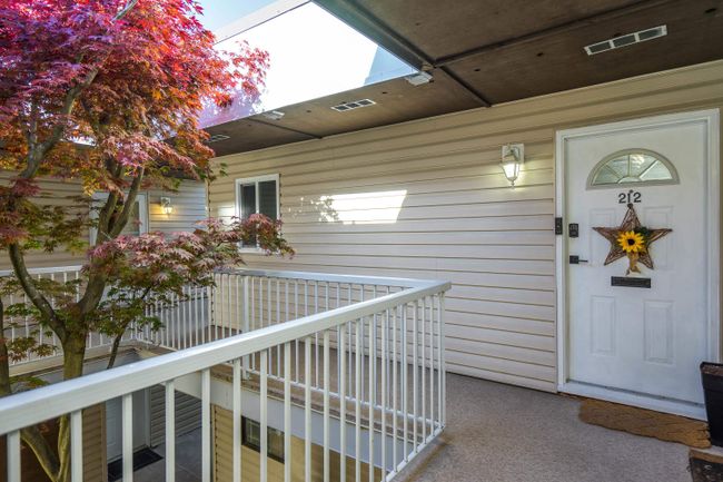 212 - 5191 203 Rd Street, Condo with 2 bedrooms, 1 bathrooms and 1 parking in Langley BC | Image 1