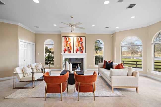 Separate living area off of the kitchen offers an intimate setting for friends and family to catch up with each other while enjoying the views. | Image 15