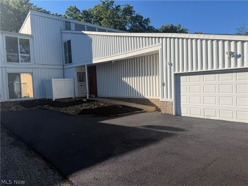2 Sutton Pl, Shaker Heights, OH, 44120-4207 | Card Image