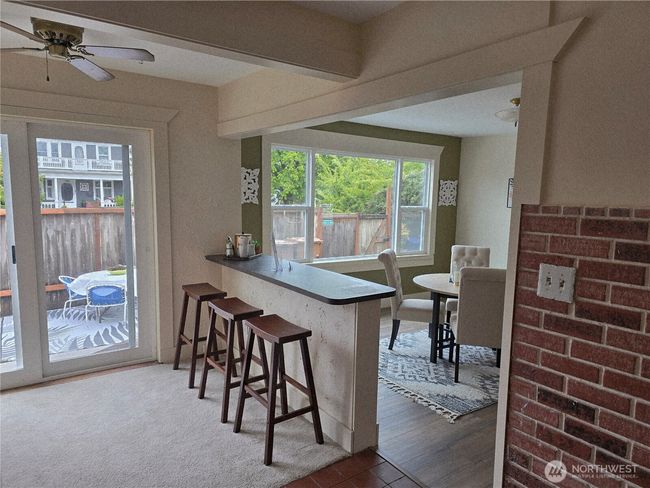 Eat-in area/Side door | Image 14