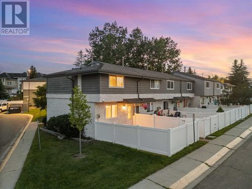 105-999 Canyon Meadows Dr Sw, Calgary, AB, T2W2S6 | Card Image