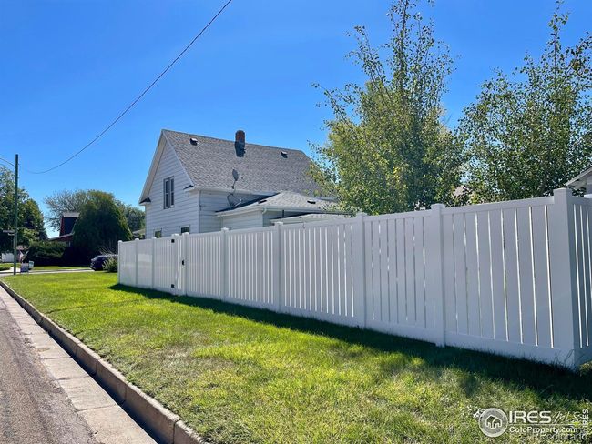 nice corner lot with vinyl fencing | Image 23