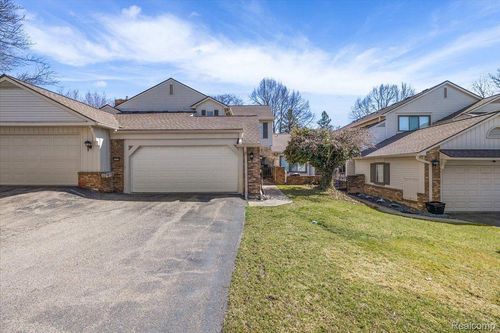 6906 Pebblecreek Woods Dr, West Bloomfield, MI, 48322-3501 | Card Image