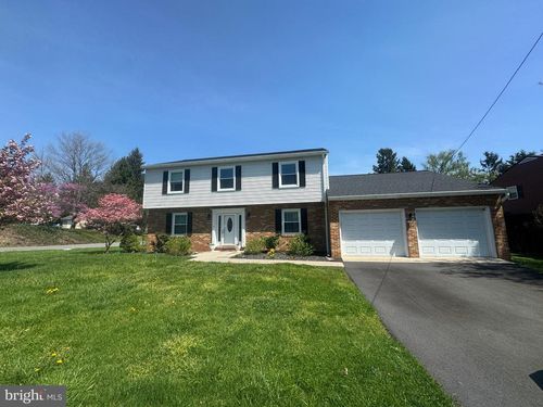 901 Hillcrest Dr, MARTINSBURG, WV, 25401-9221 | Card Image